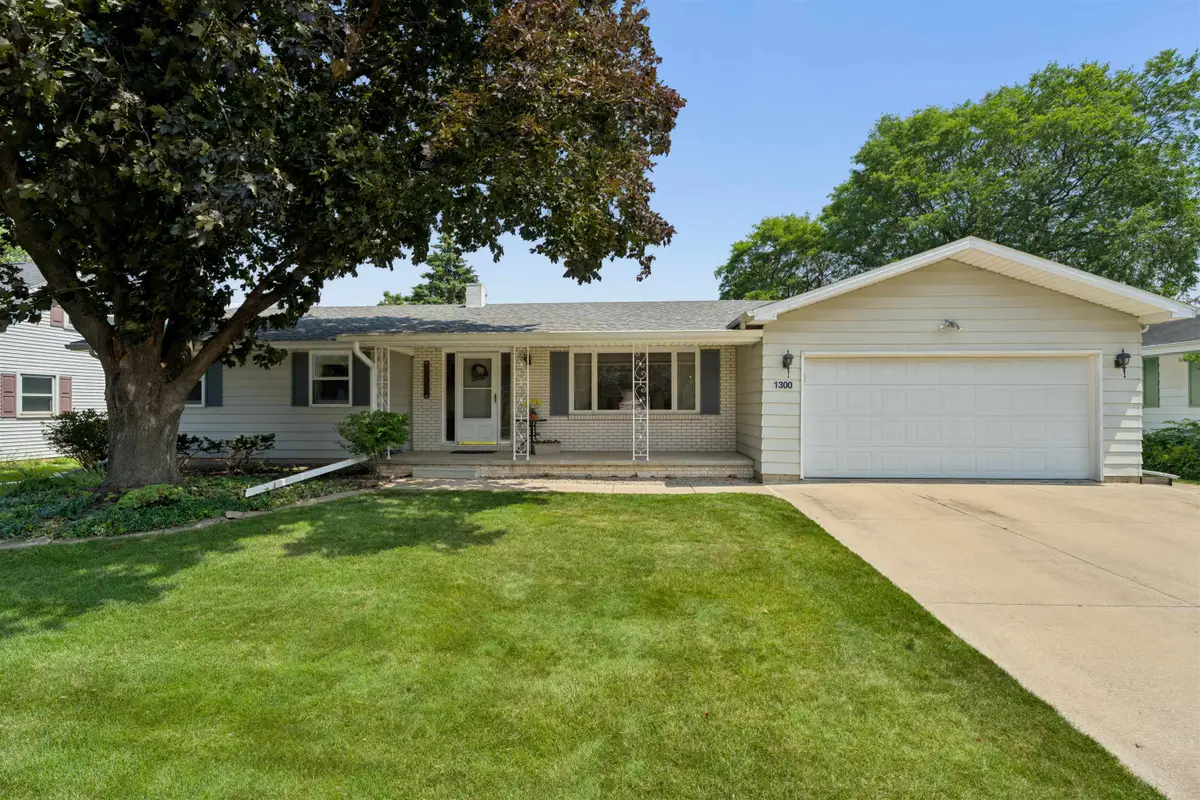 1300 N Bay Ridge Road, Appleton, WI 54915 - #1