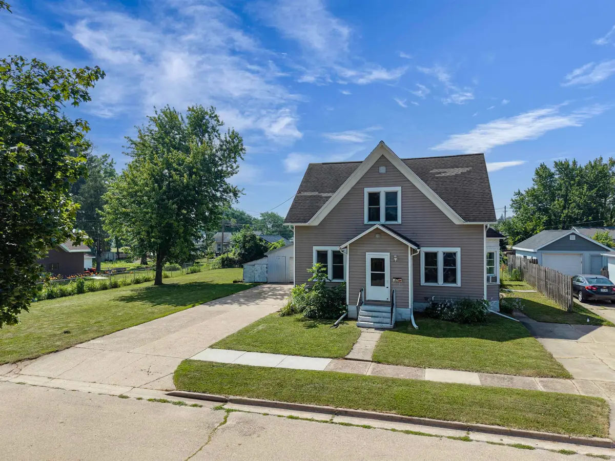 524 Bruce Street, New London, WI 54961 - #1
