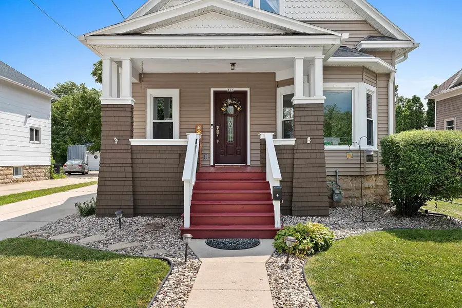 823 W 4th Avenue, Oshkosh, WI 54902 - #3
