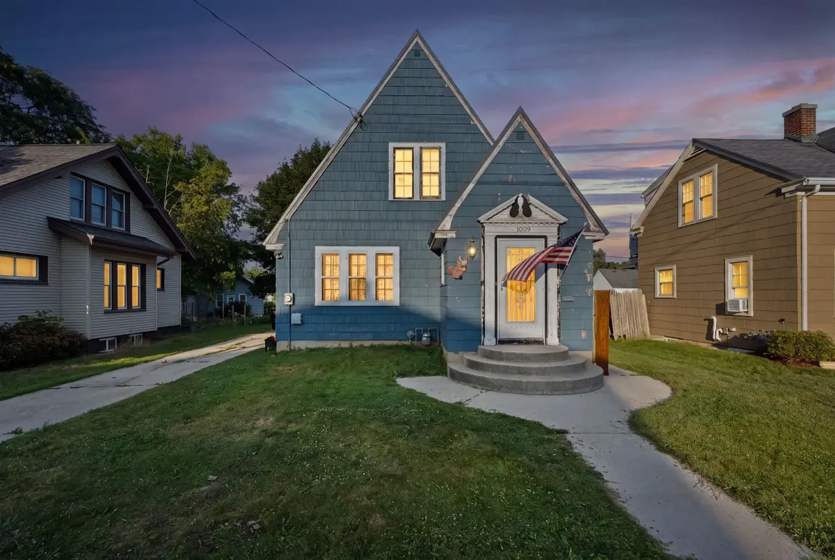 1009 N 12th Street, Manitowoc, WI 54220-0000 - #1