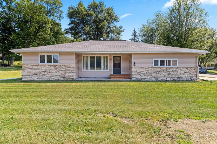 802 E Ridlington Avenue, Shawano, WI 54166 - #3