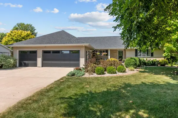 W7054 Bluebluff Way, GREENVILLE, WI 54942
