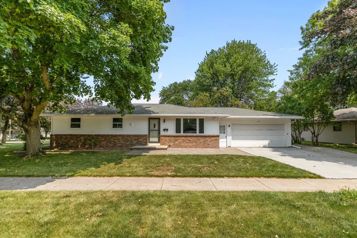 1212 E Harding Drive, Appleton, WI 54915 - #1