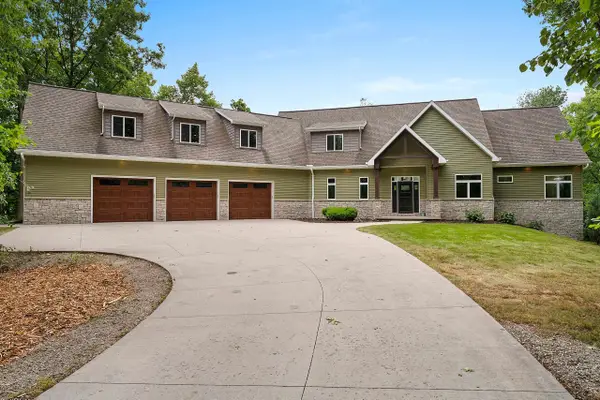 635 Ruys Woods Court, COMBINED LOCKS, WI 54113
