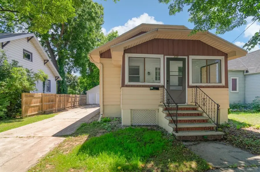 735 S Baird Street, Green Bay, WI 54301 - #3