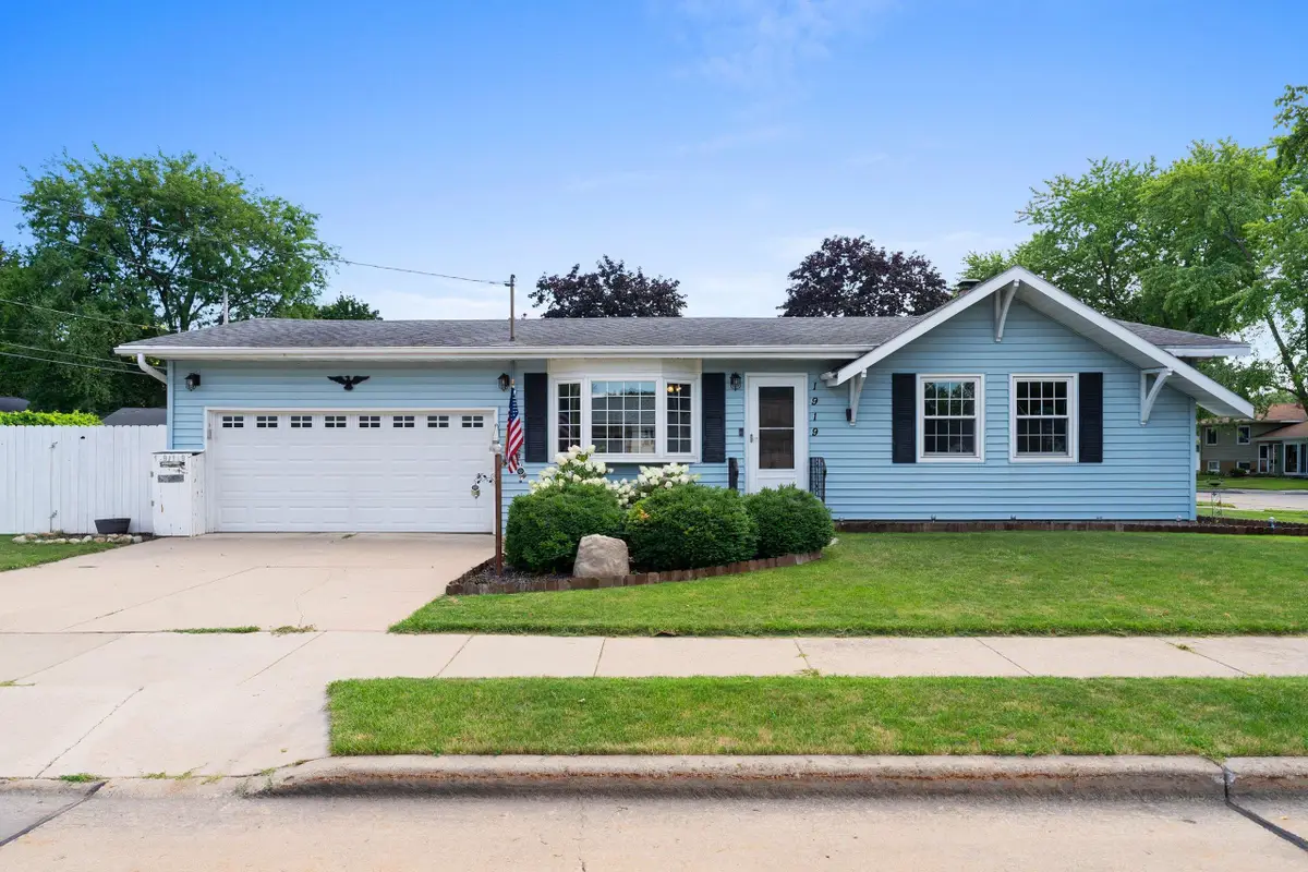 1919 Winchester Avenue, Oshkosh, WI 54901-1758 - #1