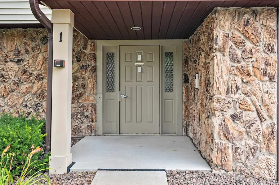 1820 Ridgeway Drive #12B, De Pere, WI 54115-3677 - #2
