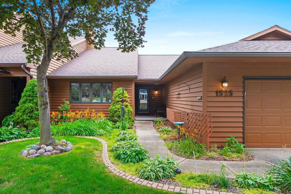 1525 N Bay Highlands Drive, Green Bay, WI 54311-7321 - #1