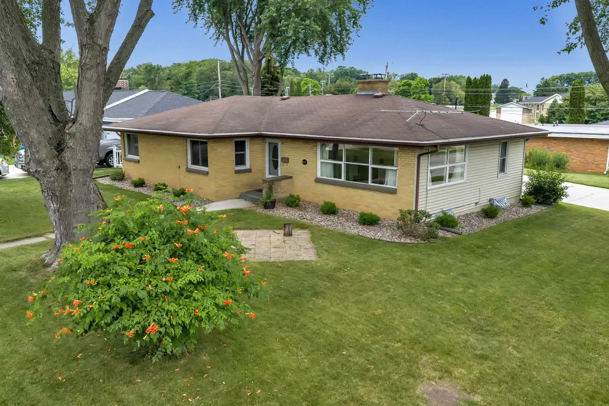 802 Ernst Drive, Green Bay, WI 54304-2202 - #1