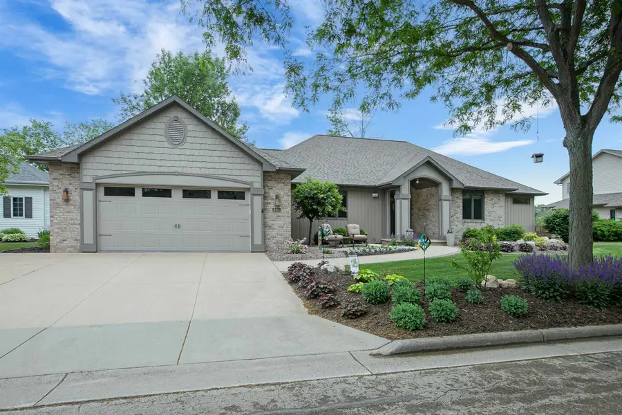 621 Glenview Avenue, Combined Locks, WI 54113 - #2