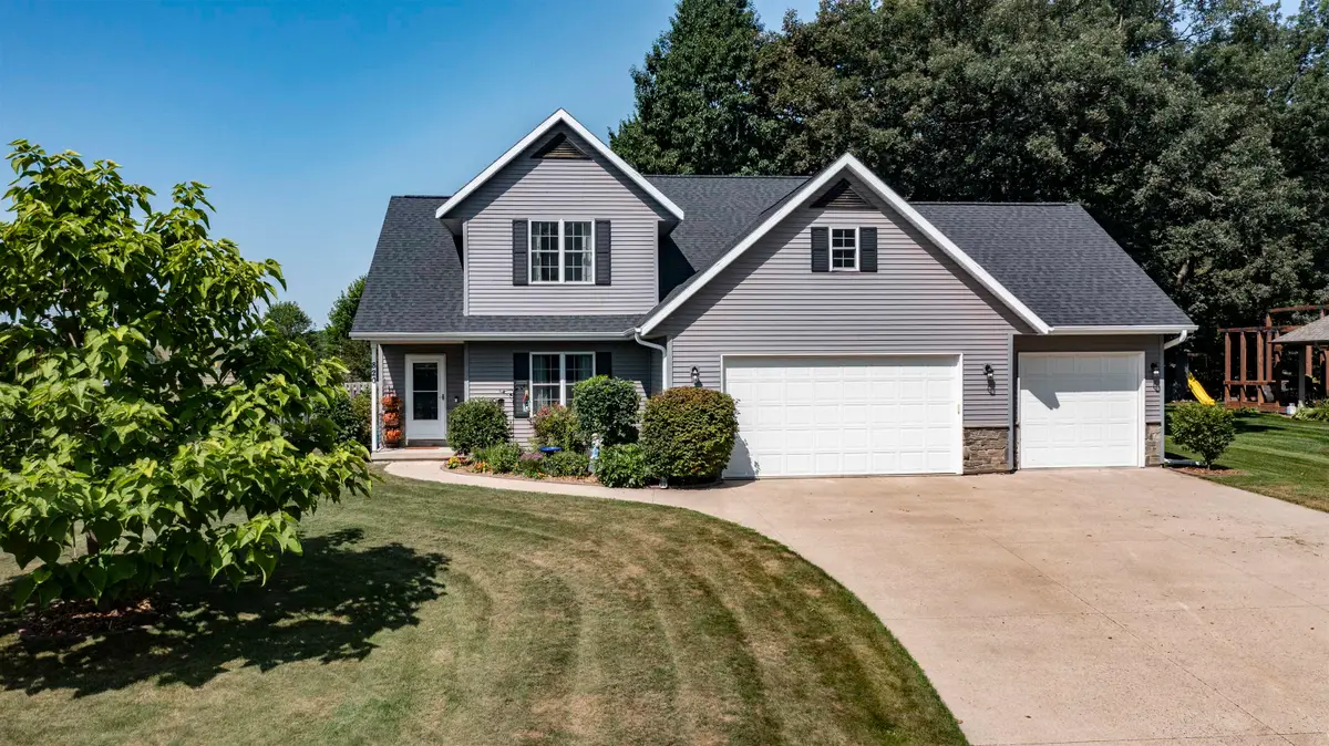820 Woodland Circle, Waupaca, WI 54981 - #1