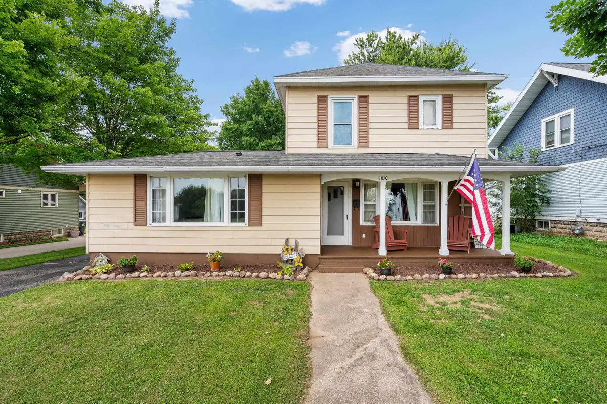 1010 S Pearl Street, New London, WI 54961 - #1