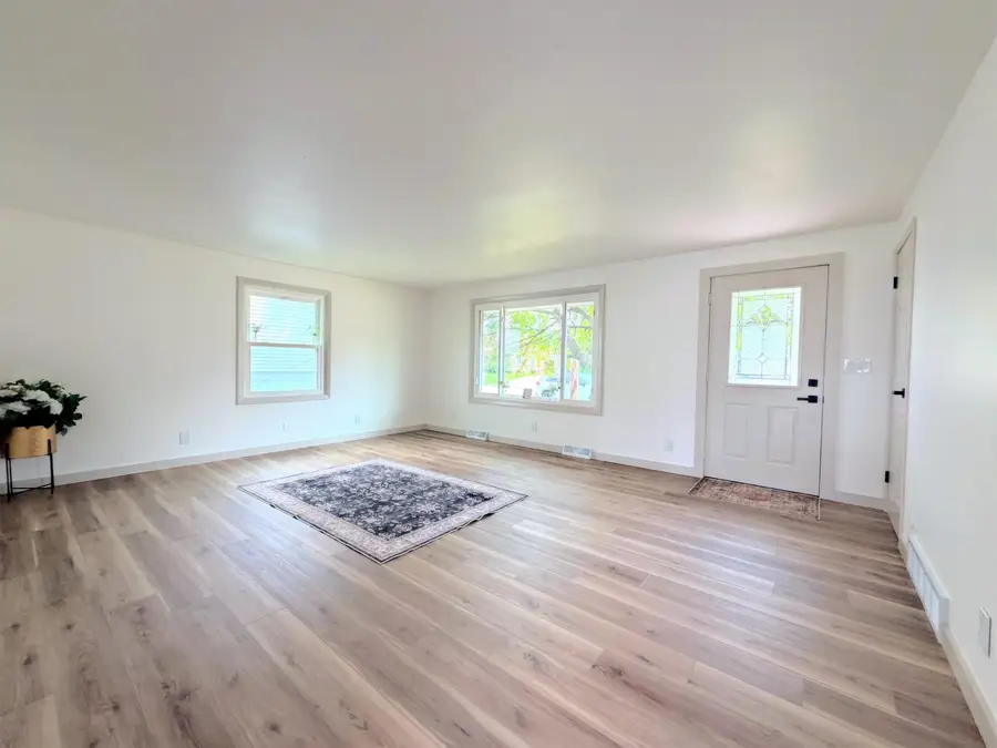 516 W 10th Street, Kaukauna, WI 54130 - #3