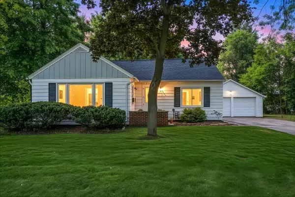 1565 Riverside Drive, SUAMICO, WI 54173-1802