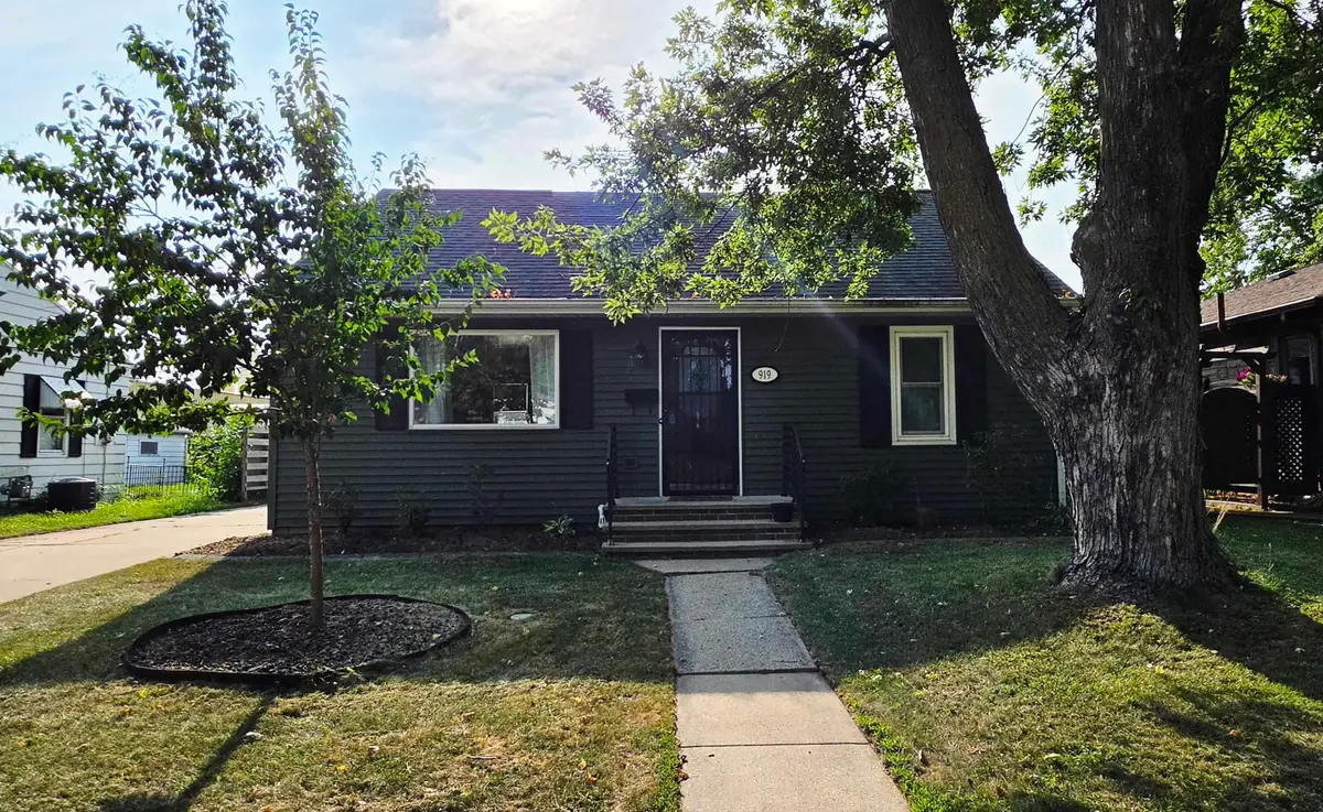919 N Sharon Street, Appleton, WI 54914 - #1
