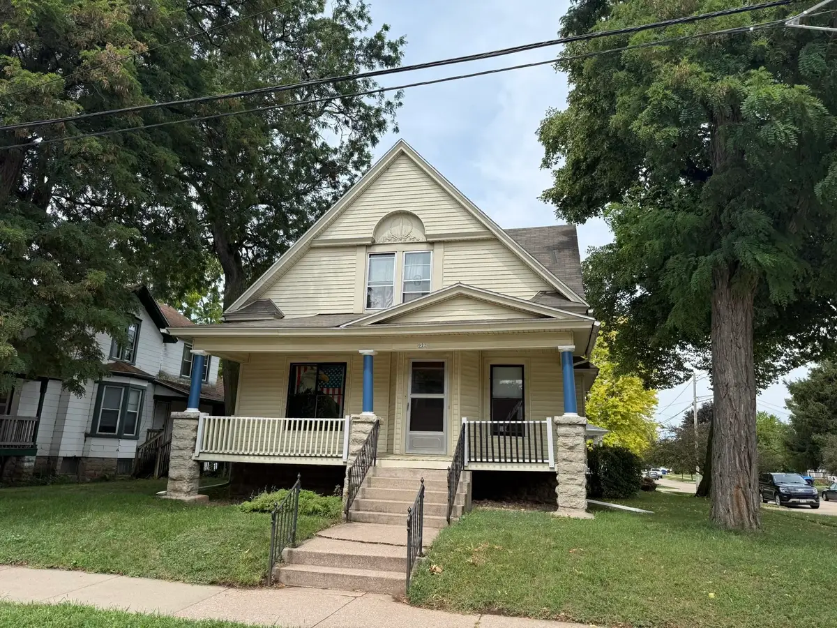 922 Merritt Avenue, Oshkosh, WI 54901 - #1
