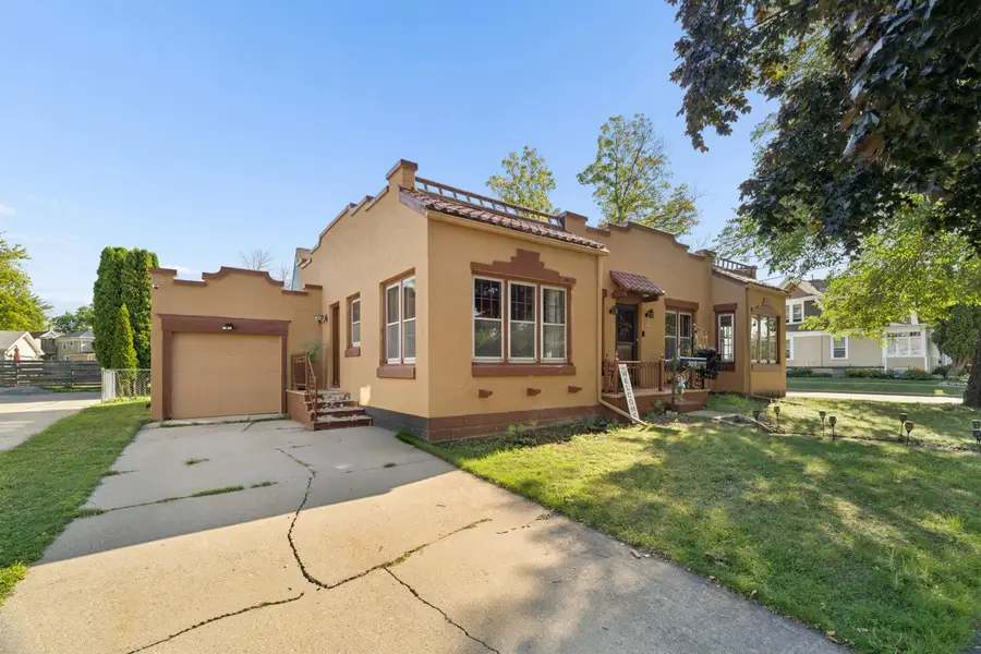 303 W Forest Avenue, Neenah, WI 54956 - #2