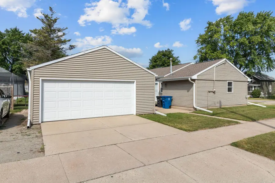 907 W 8th Avenue, Oshkosh, WI 54902 - #2