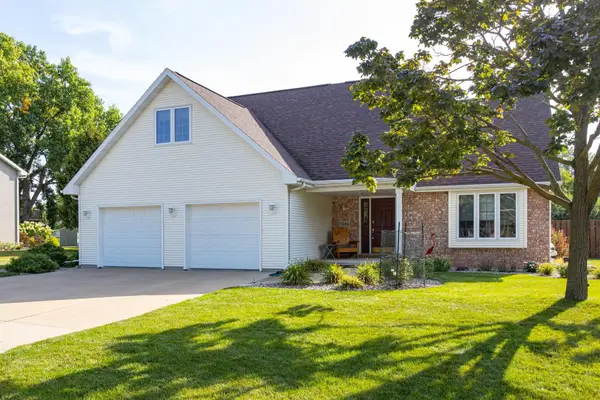 1504 Meadowbreeze Circle, NEENAH, WI 54956