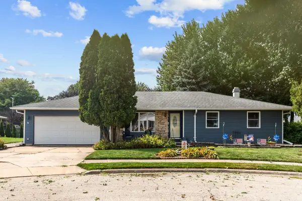 26 Bittersweet Court, LITTLE CHUTE, WI 54140-1105