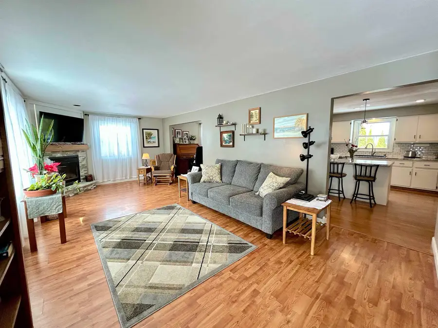 700 Ravenswood Court, Neenah, WI 54956 - #3