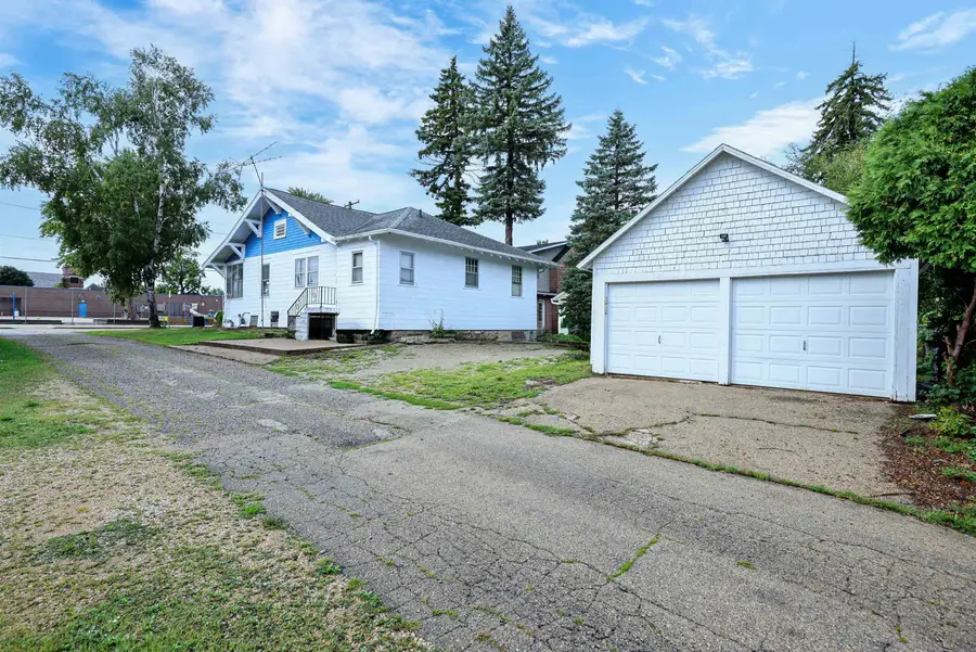 207 E Hancock Street, New London, WI 54961 - #3