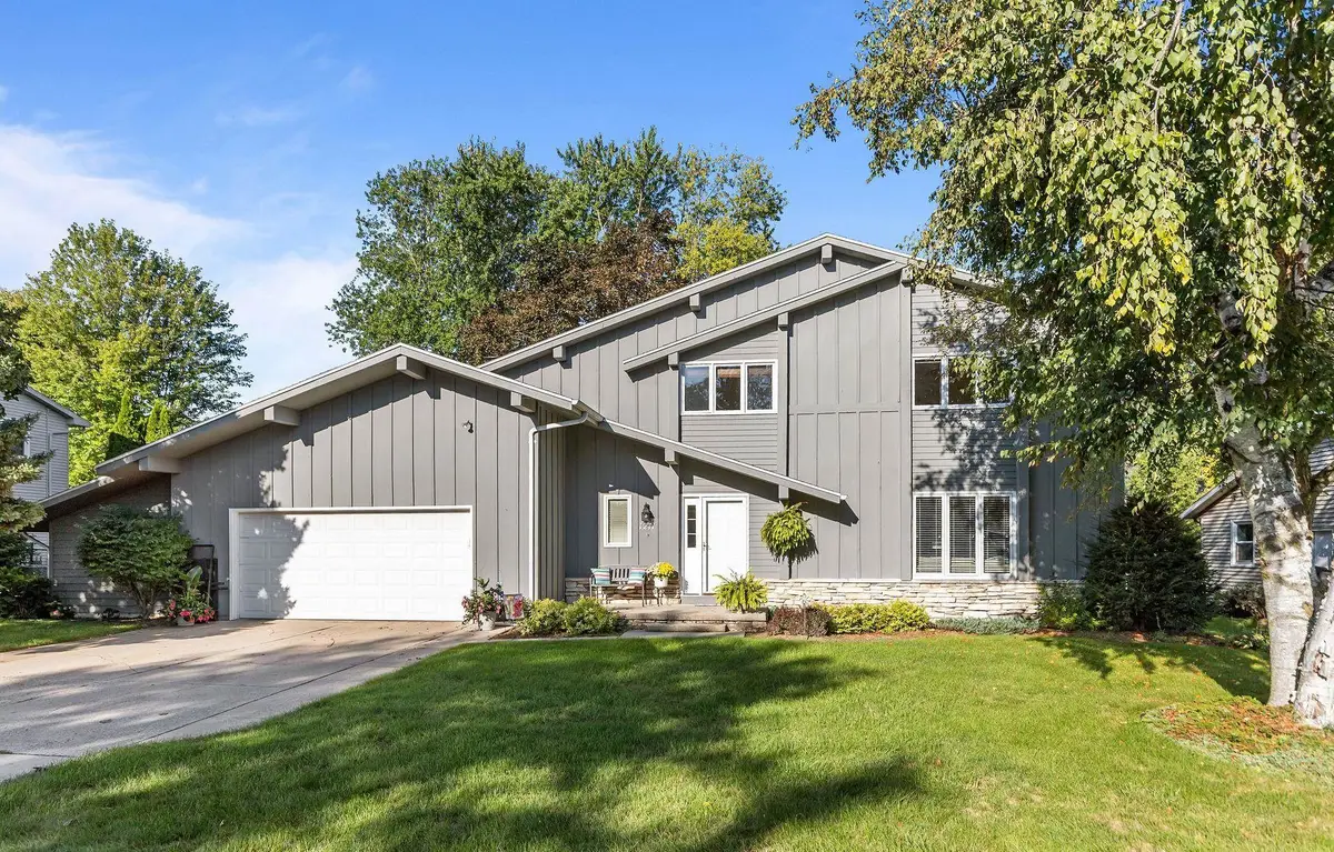 1211 Lynrose Lane, Neenah, WI 54956-4277 - #1