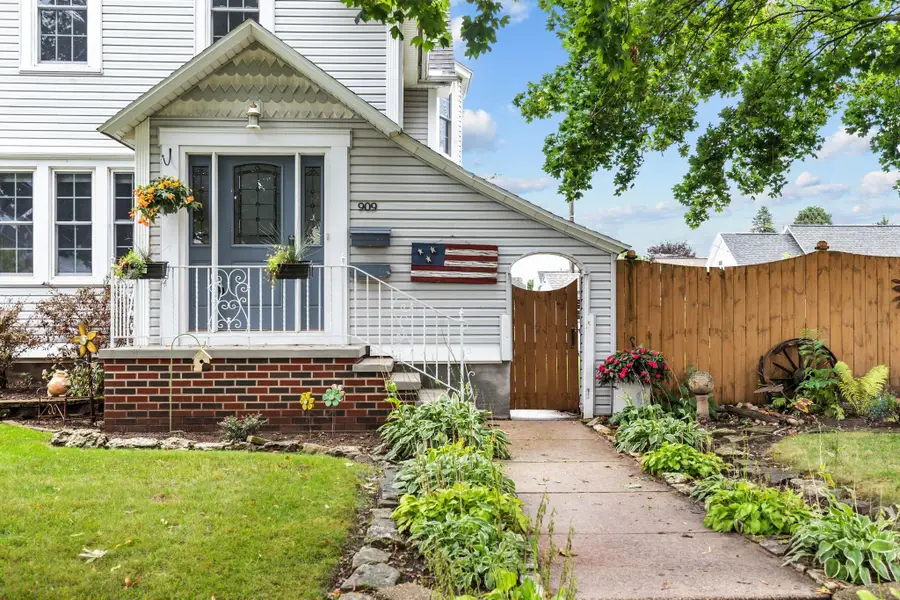 909 N 14th Street, Manitowoc, WI 54220-3232 - #2