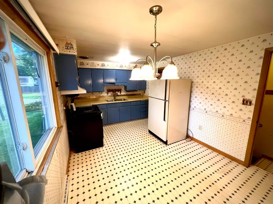 827 Colonial Avenue, Green Bay, WI 54304 - #3