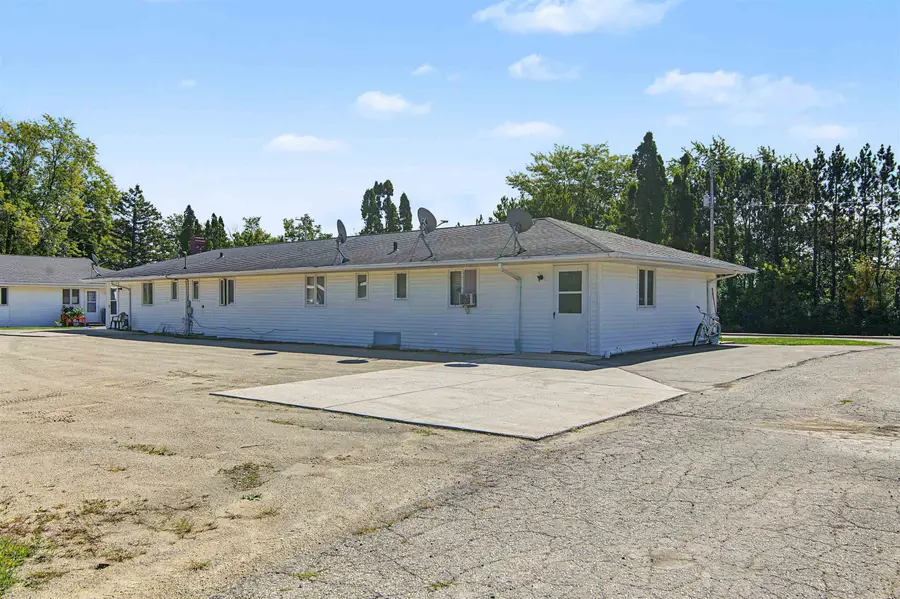 121 W Glenbrook Drive, Pulaski, WI 54162 - #2