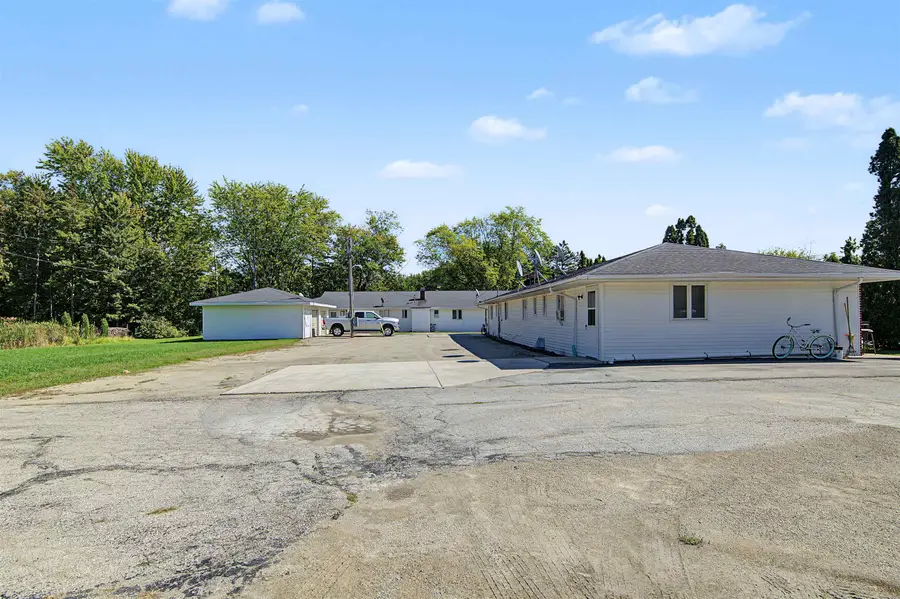 121 W Glenbrook Drive, Pulaski, WI 54162 - #3