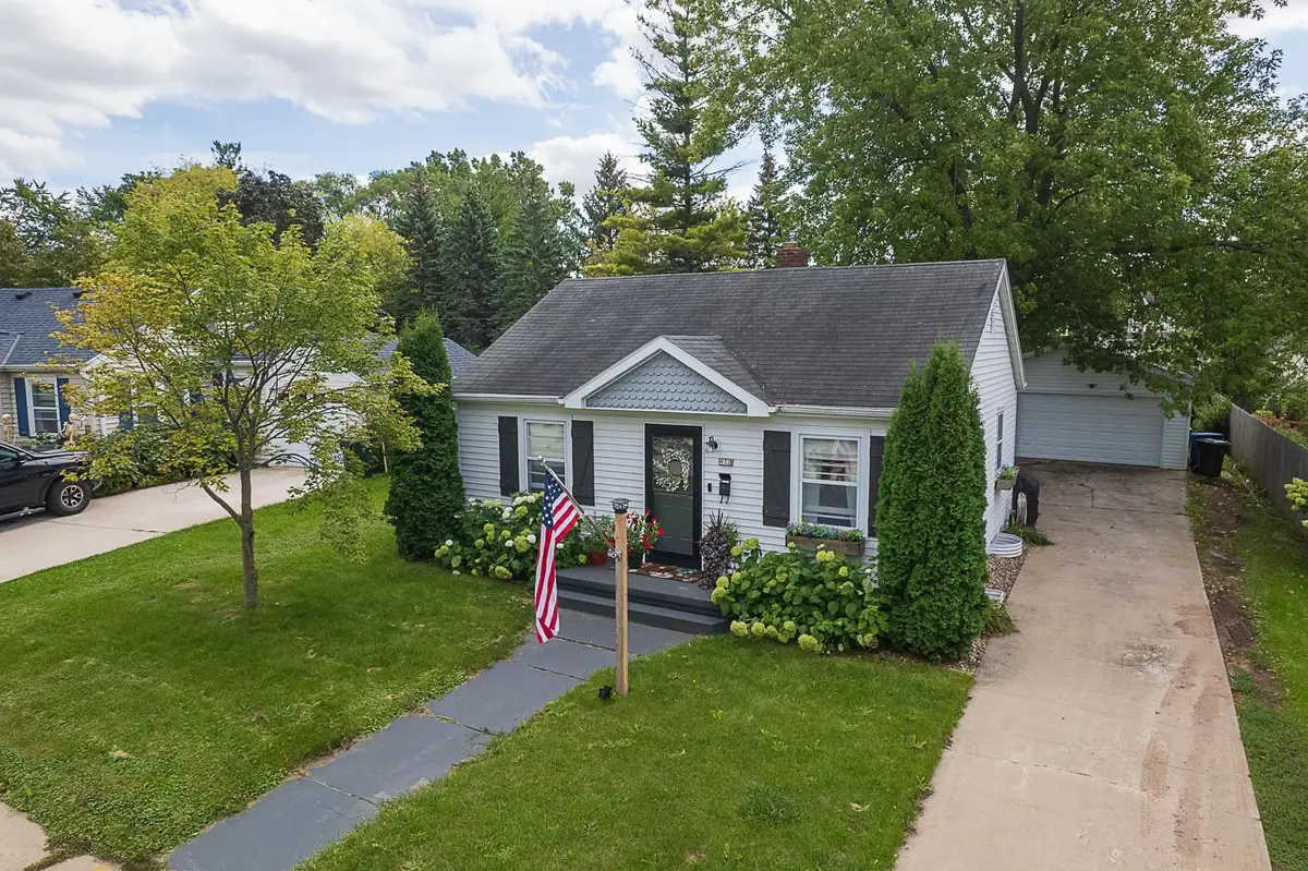 932 Mansion Street, De Pere, WI 54115-3242 - #1