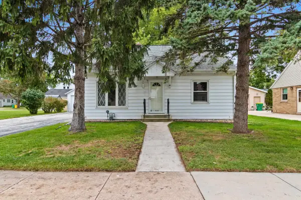 1030 Hickory Hill Drive, GREEN BAY, WI 54304