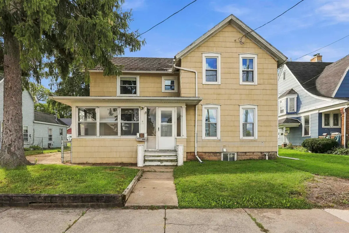 305 E 8th Street, Kaukauna, WI 54130 - #1