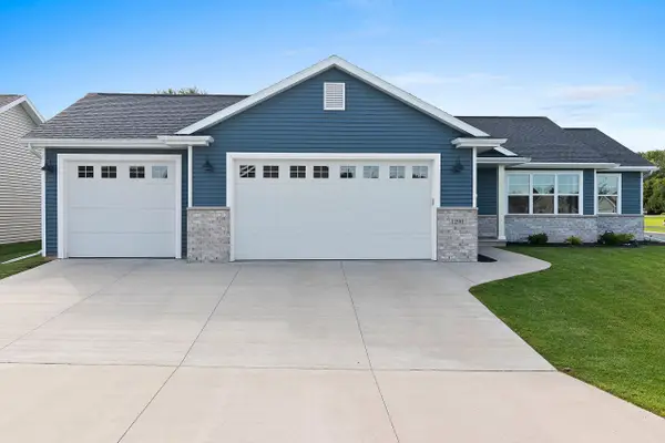 1290 Brenda Lane, NEENAH, WI 54956