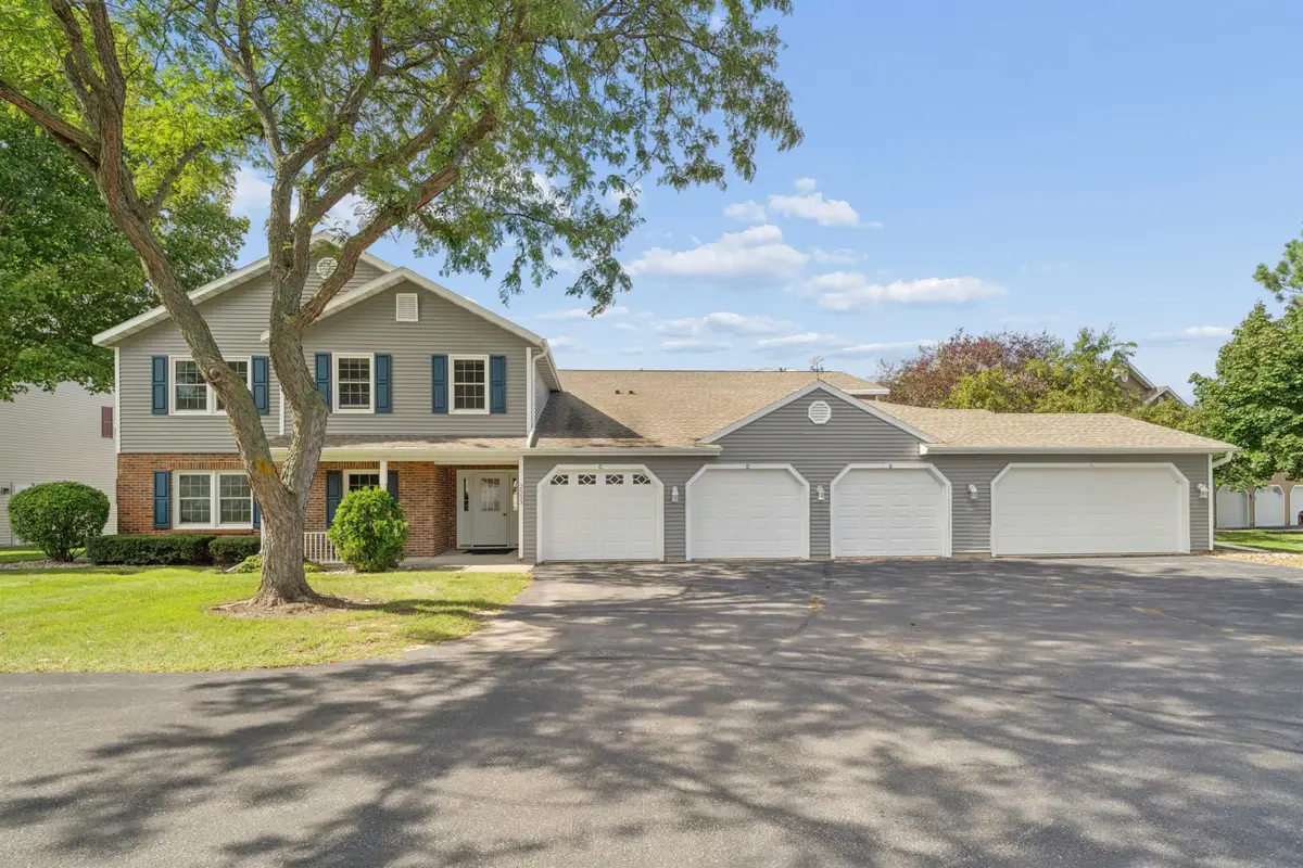 2553 Village Lane #B, Oshkosh, WI 54904 - #1