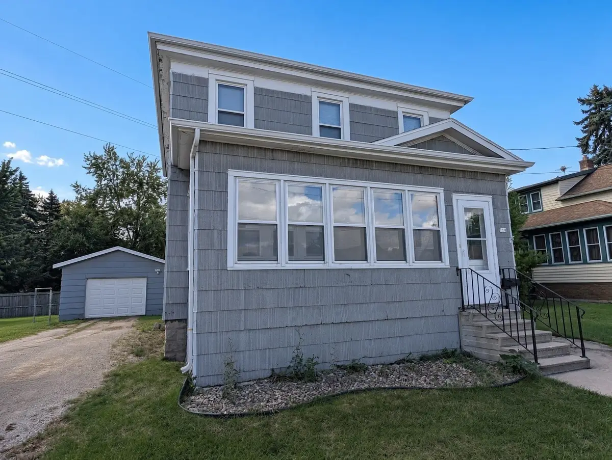 719 W 6th Avenue, Oshkosh, WI 54902 - #1