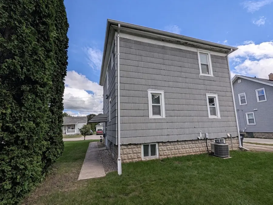 719 W 6th Avenue, Oshkosh, WI 54902 - #3