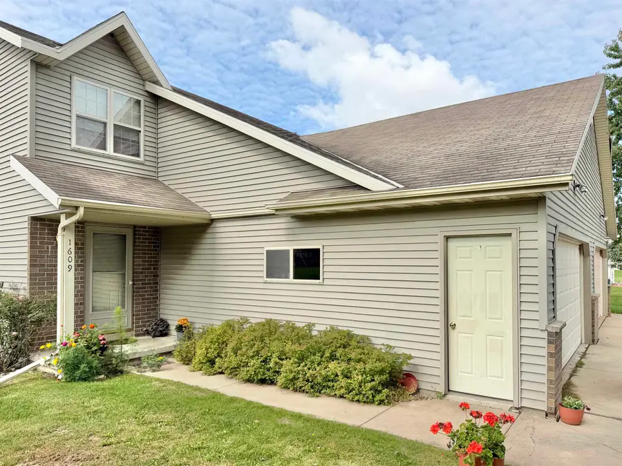 1607 Alfred Drive, Luxemburg, WI 54217 - #2