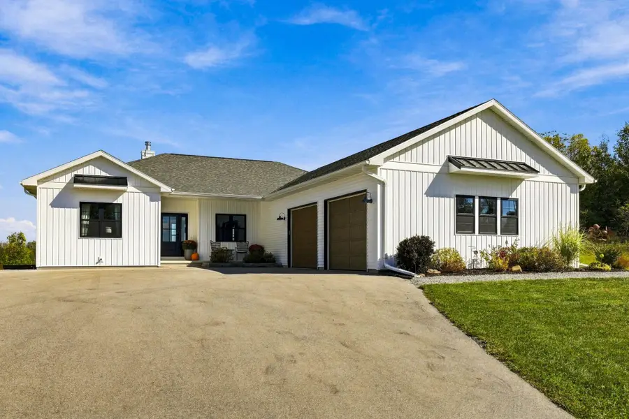W10190 Ridge Road, Hortonville, WI 54944 - #2
