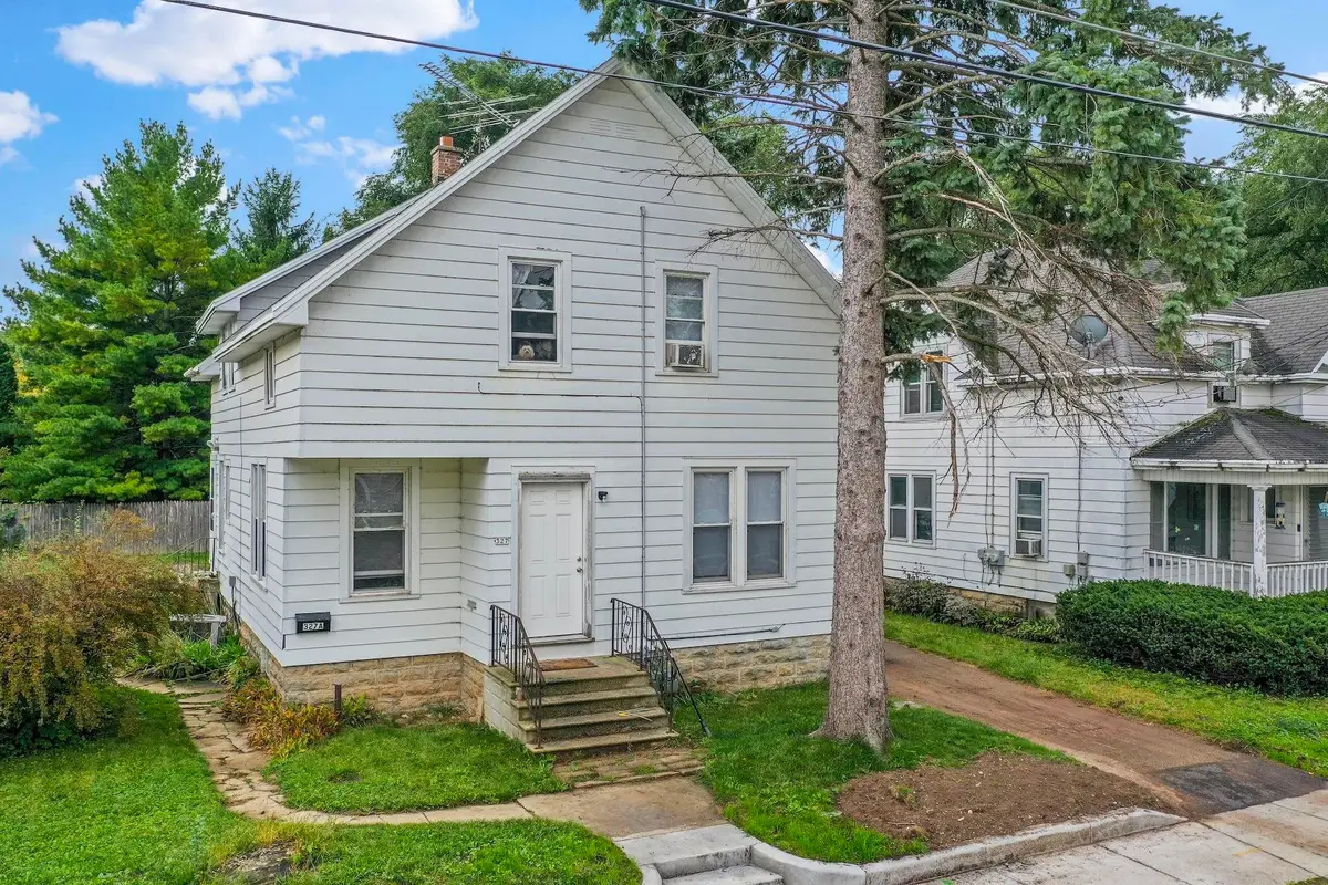 327 W 16th Avenue, Oshkosh, WI 54902-6801 - #1
