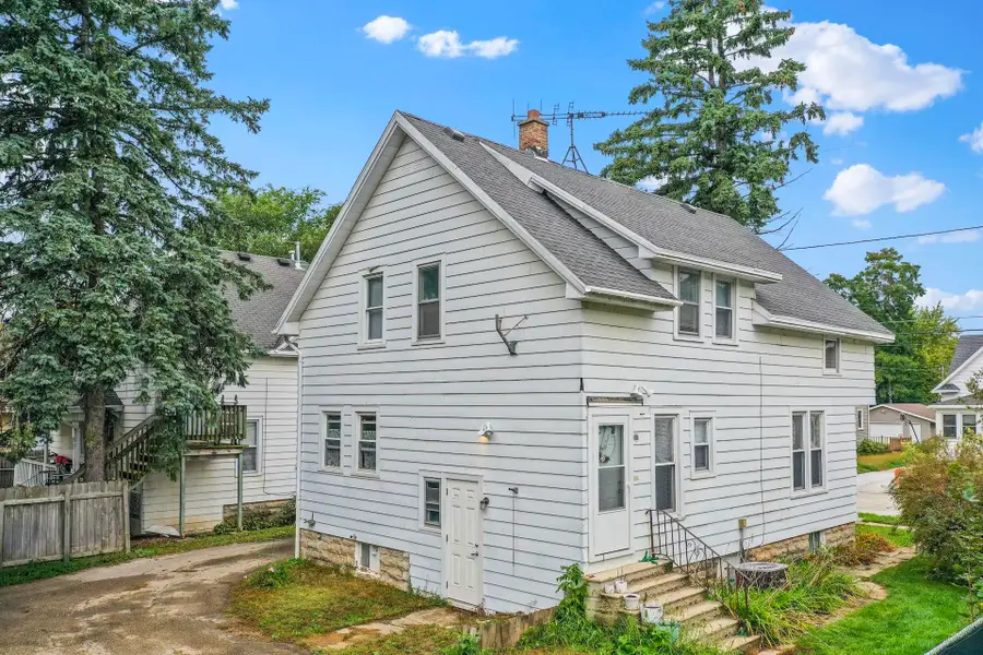 327 W 16th Avenue, Oshkosh, WI 54902-6801 - #2