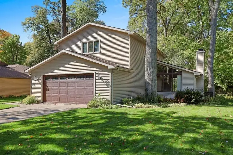 2911 S Dellwood Street, Appleton, WI 54915 - #2