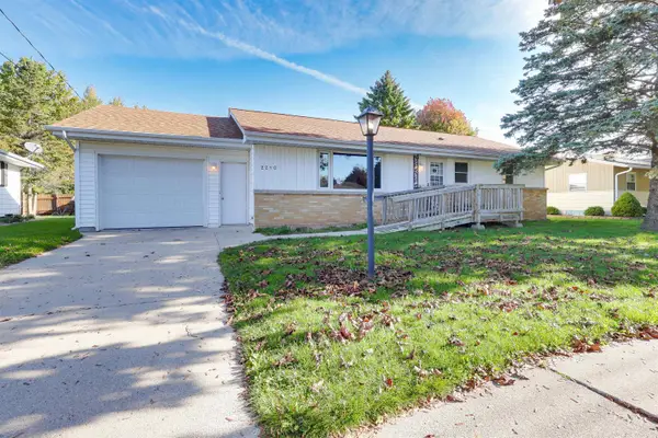 2210 Richmond Avenue, MANITOWOC, WI 54220