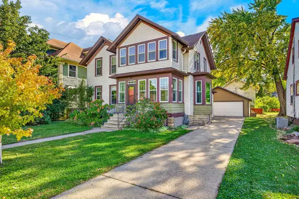 709 W New York Avenue, OSHKOSH, WI 54901