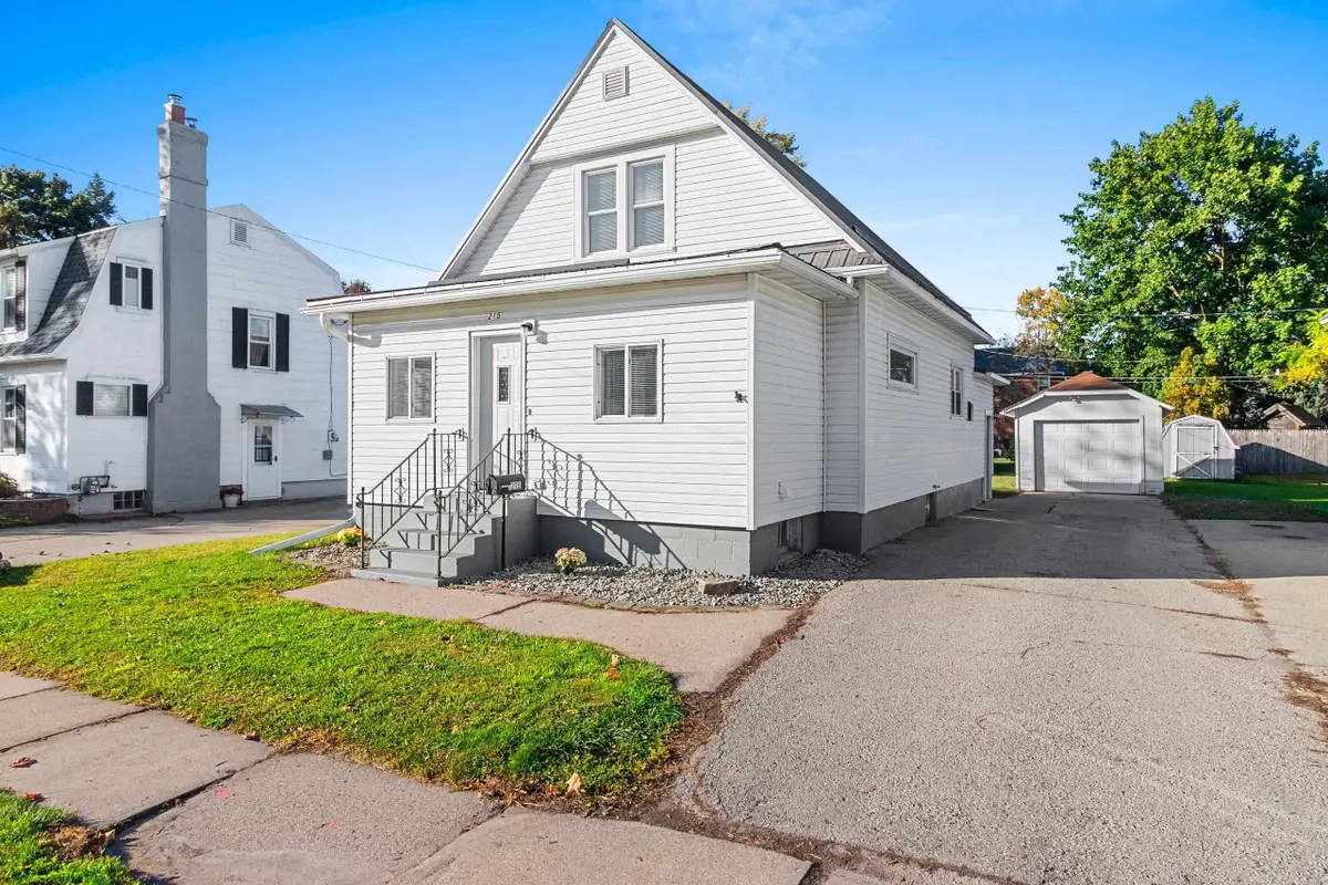 215 W Quincy Street, New London, WI 54961-1748 - #1