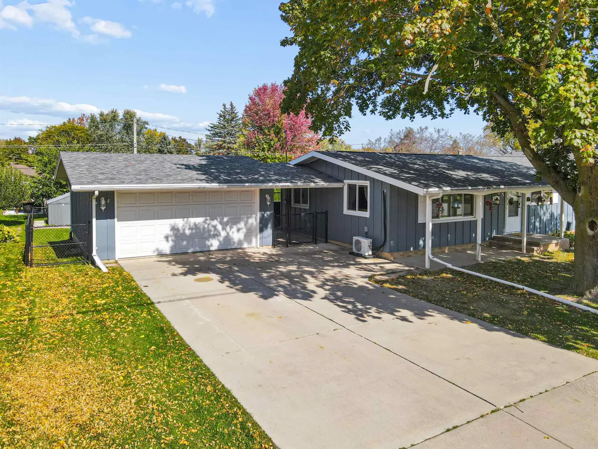 524 W 10th Street, Kaukauna, WI 54130 - #1