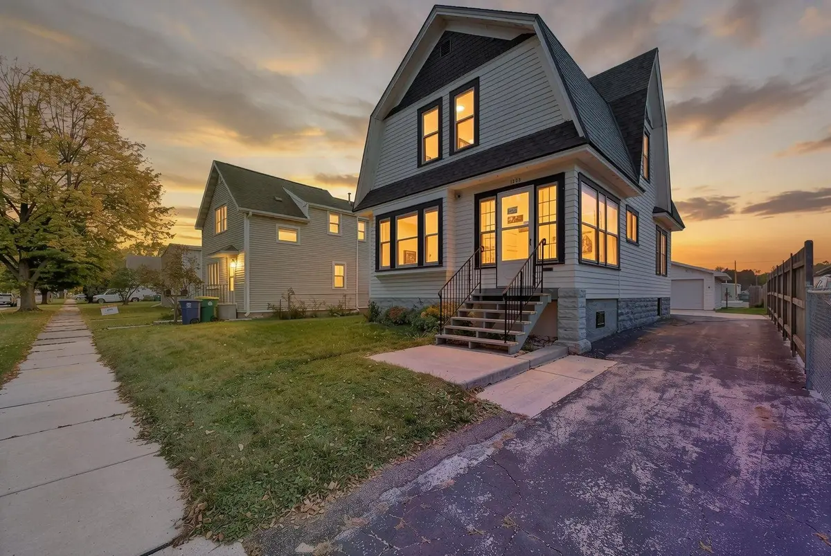1208 S Chestnut Avenue, Green Bay, WI 54304-2763 - #1