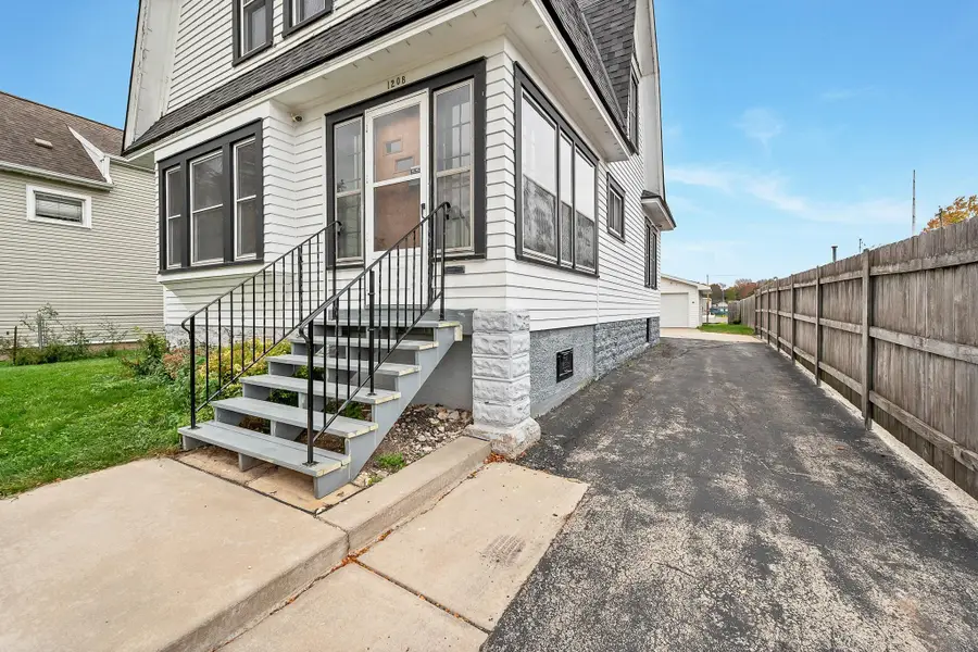 1208 S Chestnut Avenue, Green Bay, WI 54304-2763 - #2