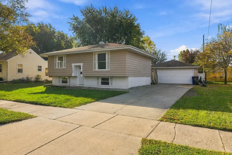 1137 W Bell Avenue, Appleton, WI 54914 - #2